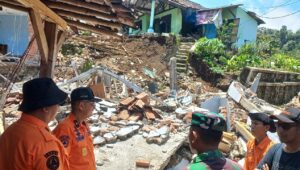 BPBD Jabar Tinjau Pergerakan Tanah di Bantargadung, 90 Rumah Warga Terancam