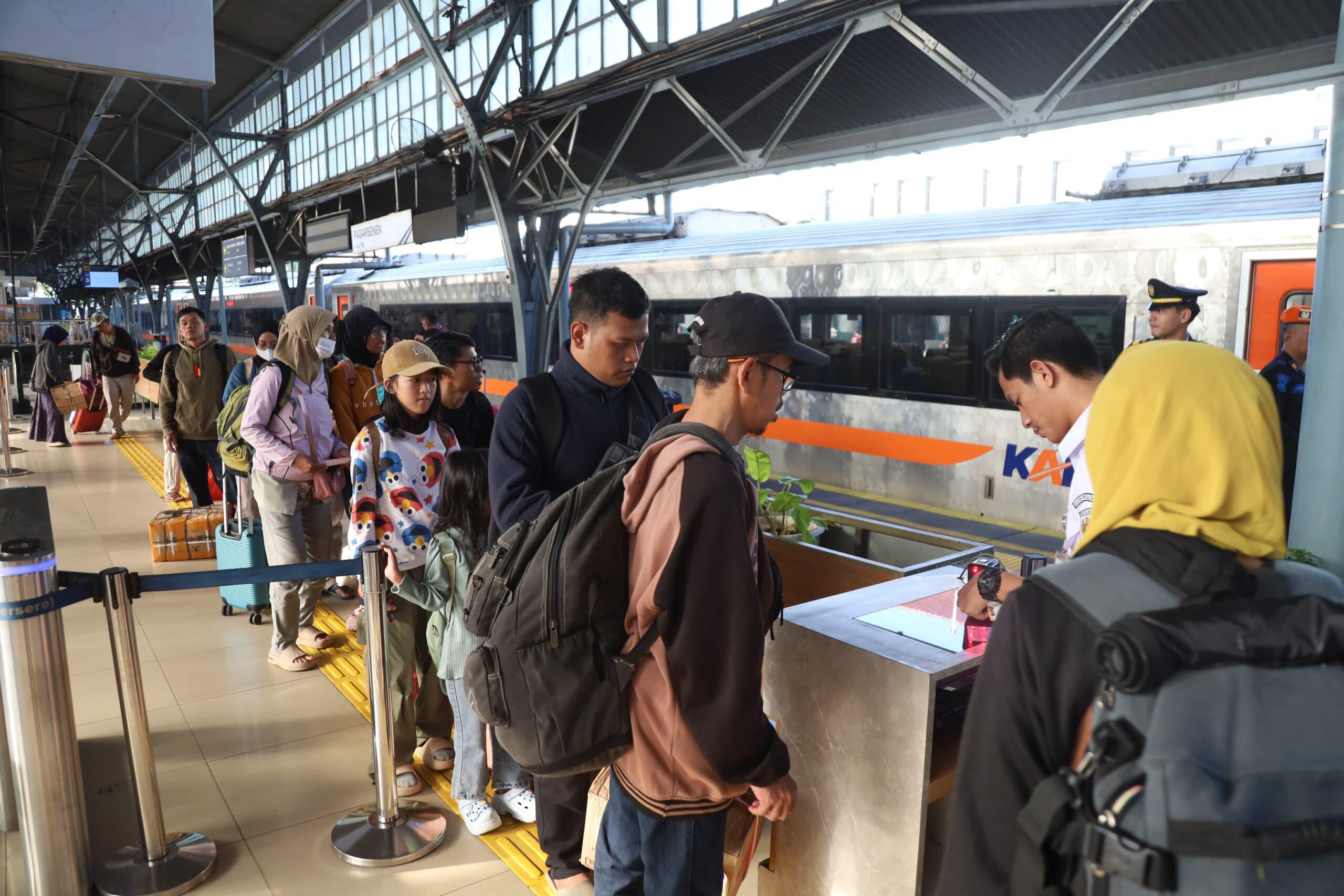 Memasuki H-8 Lebaran 2026, KAI Daop 1 Jakarta resmi membuka Posko Angkutan Lebaran. Lebih dari 45 ribu penumpang dilayani pada hari pertama, dengan 721 personel pengamanan disiagakan.