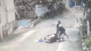 Duel Heroik Satpam vs Pencuri Motor di Gerbang Tando