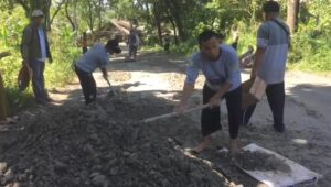 Warga Cisolok Perbaiki Jalan Rusak, Pariwisata Terdampak