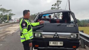 Nyaris Maut, L300 Hilang Kendali di Tikungan Lingkar Selatan