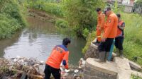 BPBD Sukabumi Evakuasi Sampah di Bendungan Sungai Baros