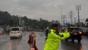Dedikasi Aiptu Dikdik, Mengawal One Way di Jalur Sukabumi