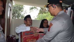 Kapolres Sukabumi Kota Salurkan Bantuan untuk Korban Kebakaran