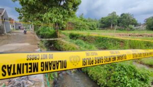Warga Sukakarya Geger, Mayat Laki-laki Ditemukan di Selokan