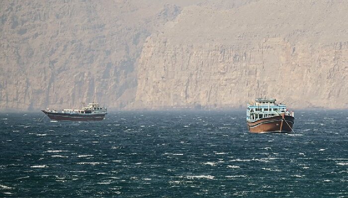 Iran Tutup Kembali Selat Hormuz, Dunia Cemas , Ratusan Kapal Tertahan