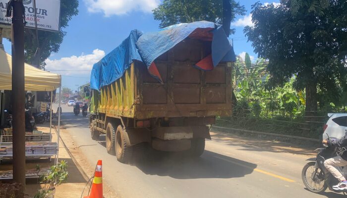 Sopir Truk Jorok! Proyek Tol Bocimi Seksi 3 Tinggalkan Debu dan Lumpur