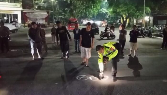 Akibat Ban Bocor, Beat Oleng dan Hantam Colt L300