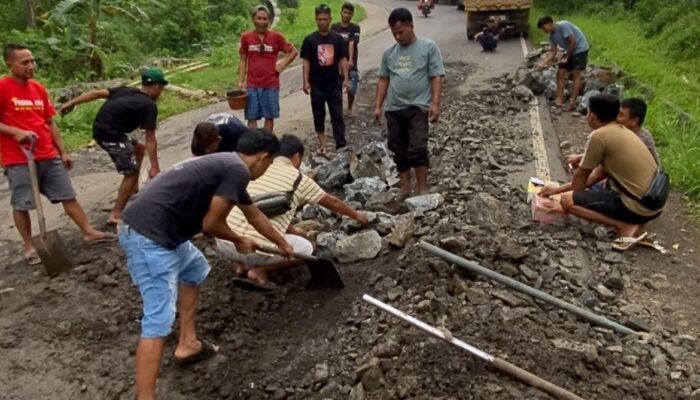Akses Ekonomi Sukabumi Selatan Terancam, Jalan Rusak Tak Kunjung Diperbaiki