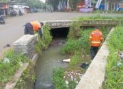 Saat Sampah Menyumbat, BPBD Kota Sukabumi Lakukan Aksi Bersih-Bersih