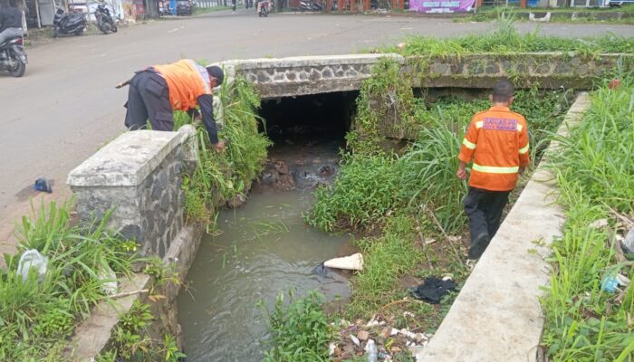 Saat Sampah Menyumbat, BPBD Kota Sukabumi Lakukan Aksi Bersih-Bersih