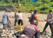 Aksi Peduli Polsek Nyalindung, Antar Anak Sekolah Lewati Sungai