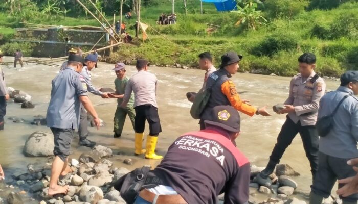 Aksi Peduli Polsek Nyalindung, Antar Anak Sekolah Lewati Sungai
