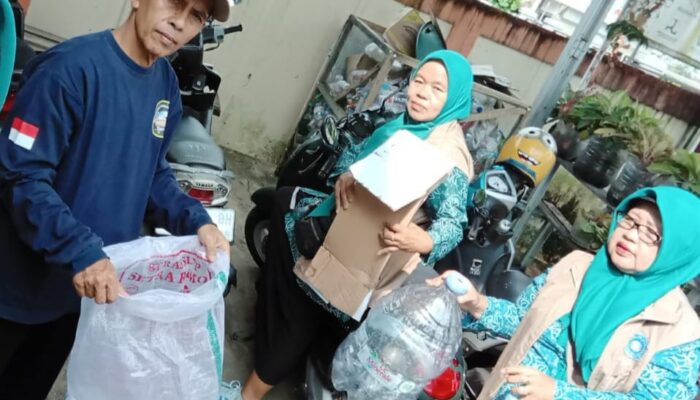 Sampah Bernilai, Warga Cipanengah Bayar Pajak Tanpa Uang Tunai