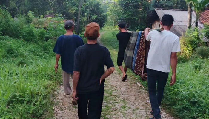 Ironi Infrastruktur Kabupaten Sukabumi: Warga Tanjungsari Menandu Pasien Sejauh 1 Km