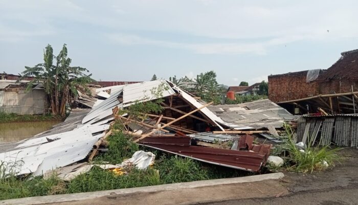 Kemarin, Hujan Angin Rusak Belasan Rumah di Cisaat