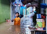 Banjir Satu Meter Rendam Jakarta, Warga Bertahan di Rumah