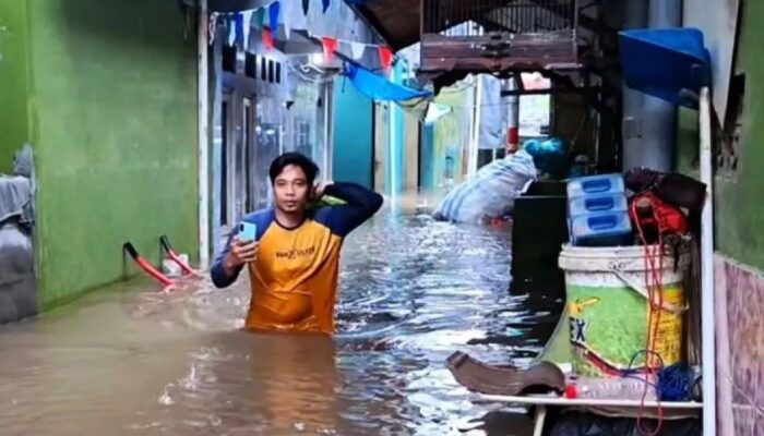 Banjir Satu Meter Rendam Jakarta, Warga Bertahan di Rumah