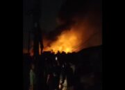 Damkar Bekasi Berjibaku Padamkan Api di SPBE Cimuning
