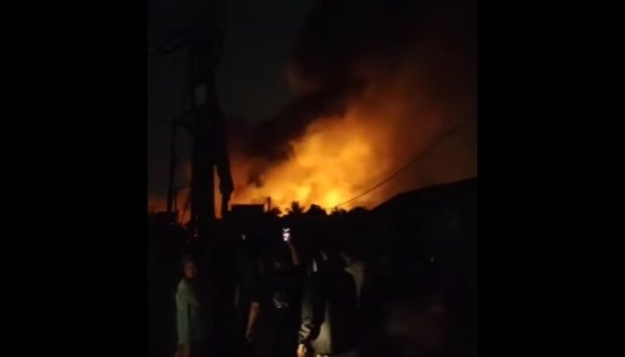 Damkar Bekasi Berjibaku Padamkan Api di SPBE Cimuning