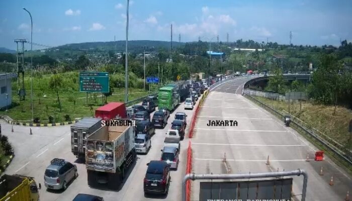 Libur, Volume Kendaraan Exit Tol Bocimi Parungkuda Meledak, Macet Panjang!