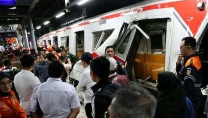 Detik detik KA Argo Bromo Anggrek Tabrak KRL di Bekasi Timur