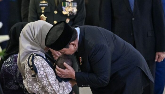 Jenazah 3 Prajurit TNI Tiba di Tanah Air, Presiden Prabowo Beri Penghormatan