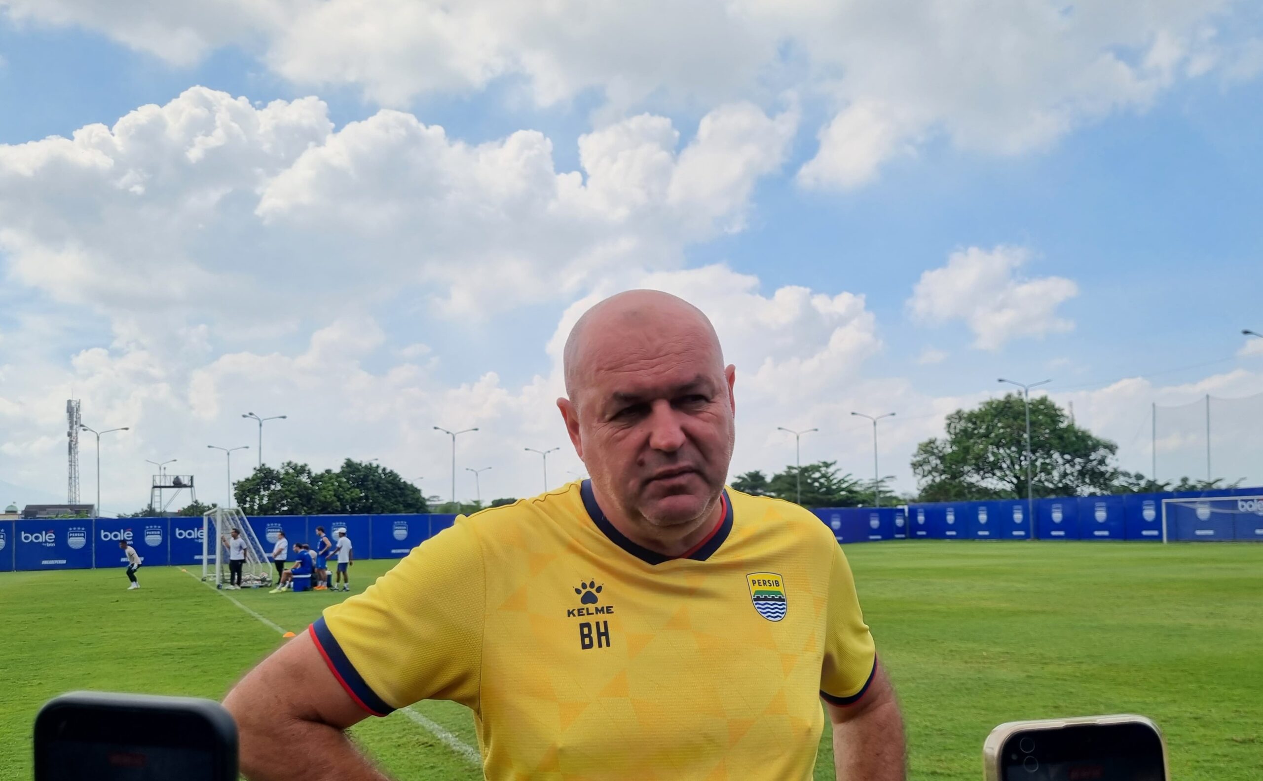 Pelatih Bojan Hodak tetap tenang, menyebut lima laga sisa akan jadi penentu juara