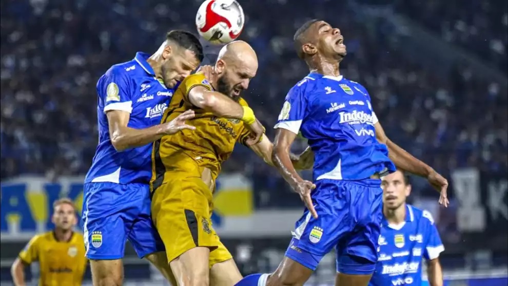 Sempat tertinggal dua gol, Persib bangkit lewat Barba, Berguinho, Beckham, dan Adam Alis