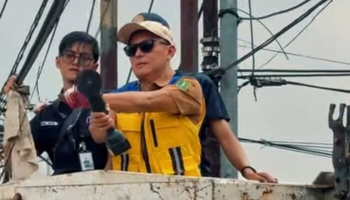 Wajah Kota Sukabumi Dirapikan, Kabel Optik Disikat