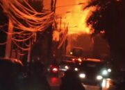 Kebakaran SPBE Cimuning Merambat ke Permukiman Warga