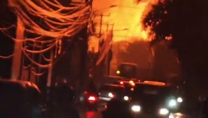 Kebakaran SPBE Cimuning Merambat ke Permukiman Warga