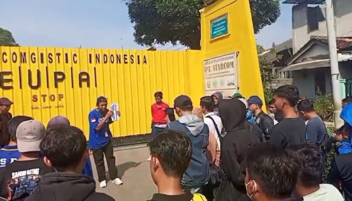 Gelombang PHK Ketiga, Buruh PT SCI Protes di Gerbang Pabrik