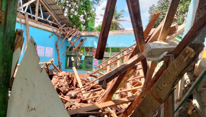 Atap SDN Batununggul Sukabumi Ambruk, 18 Siswa Kehilangan Ruang Belajar