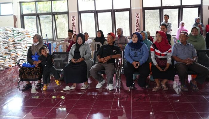 Ribuan KPM di Sukabumi Mulai Terima Beras dan Minyak
