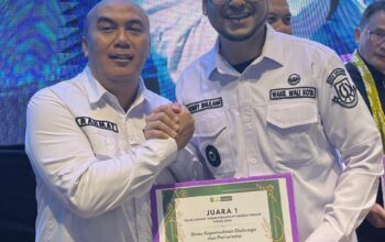 BERPRESTASI: Kepala Disporapar Kota Sukabumi, Rahmat Sukandar saat menerima piagam penghargaan yang diserahkan Wakil Wali Kota Sukabumi Bobby Maulana, belum lama ini.(ist)