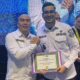BERPRESTASI: Kepala Disporapar Kota Sukabumi, Rahmat Sukandar saat menerima piagam penghargaan yang diserahkan Wakil Wali Kota Sukabumi Bobby Maulana, belum lama ini.(ist)