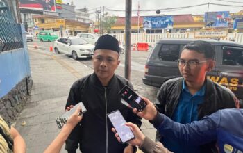DIWAWANCARA: Seorang warga Kelurahan Subangjaya, Kecamatan Cikole, Kota Sukabumi, Firman Alamsyah Abdi Negara (43) saat diwawancara sejumlah media, Jumat (10/4). (BAMBANG/RADARSUKABUMI)