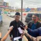 DIWAWANCARA: Seorang warga Kelurahan Subangjaya, Kecamatan Cikole, Kota Sukabumi, Firman Alamsyah Abdi Negara (43) saat diwawancara sejumlah media, Jumat (10/4). (BAMBANG/RADARSUKABUMI)