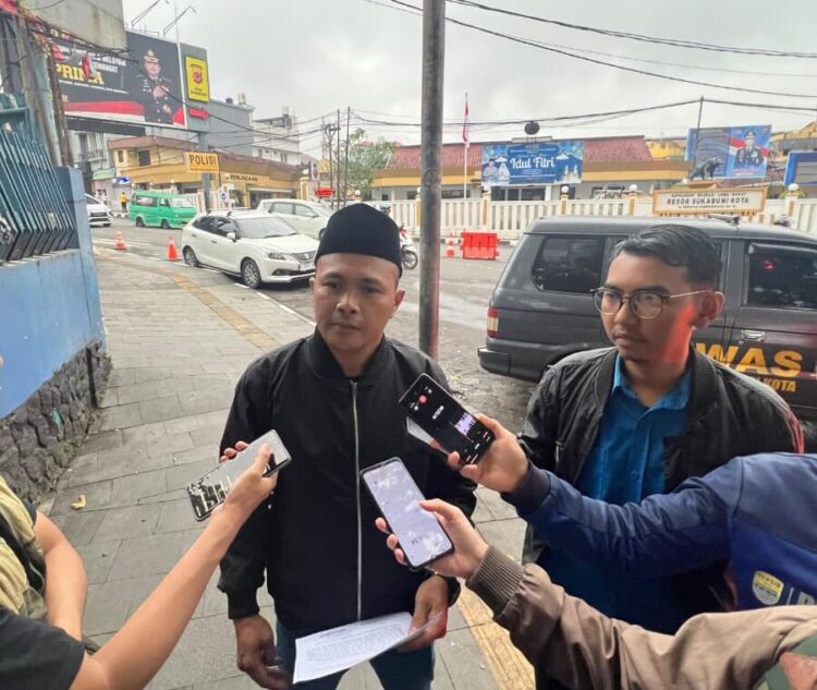 DIWAWANCARA: Seorang warga Kelurahan Subangjaya, Kecamatan Cikole, Kota Sukabumi, Firman Alamsyah Abdi Negara (43) saat diwawancara sejumlah media, Jumat (10/4). (BAMBANG/RADARSUKABUMI)