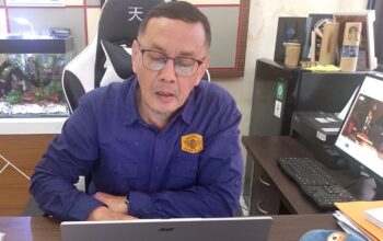 CEK DATA: Kepala DPMPTSP Kota Sukabumi, Andri Firmansyah saat diwawancarai di ruang kerjanya.