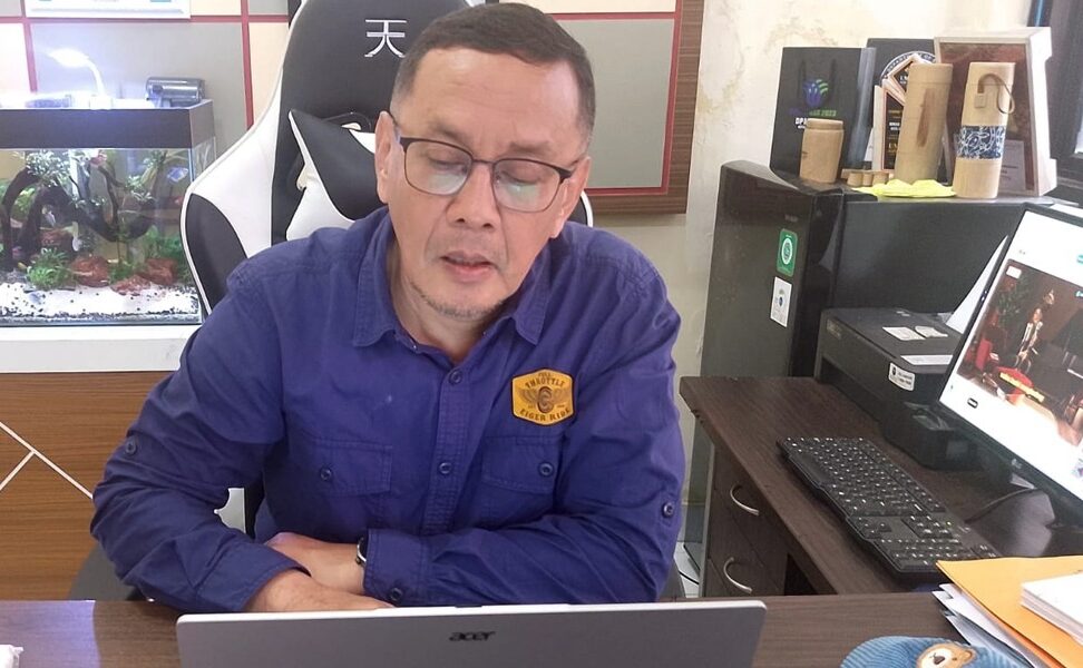 CEK DATA: Kepala DPMPTSP Kota Sukabumi, Andri Firmansyah saat diwawancarai di ruang kerjanya.