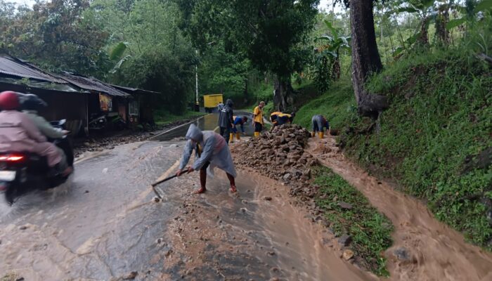 Banjir Limpasan di Nyalindung Hambat Arus Lalu Lintas