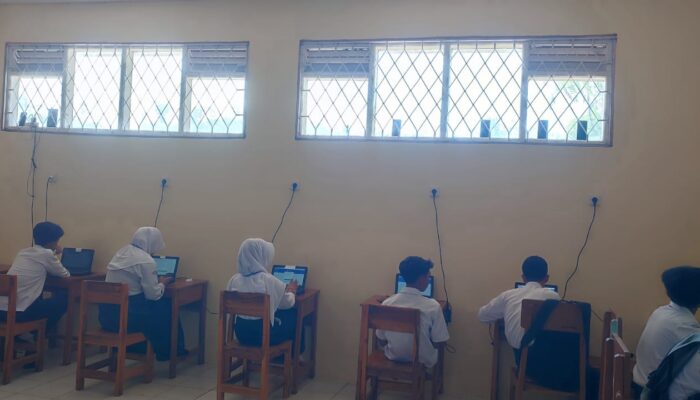 Internet Tersendat, SMPN 2 Gegerbitung Andalkan Tethering HP Guru