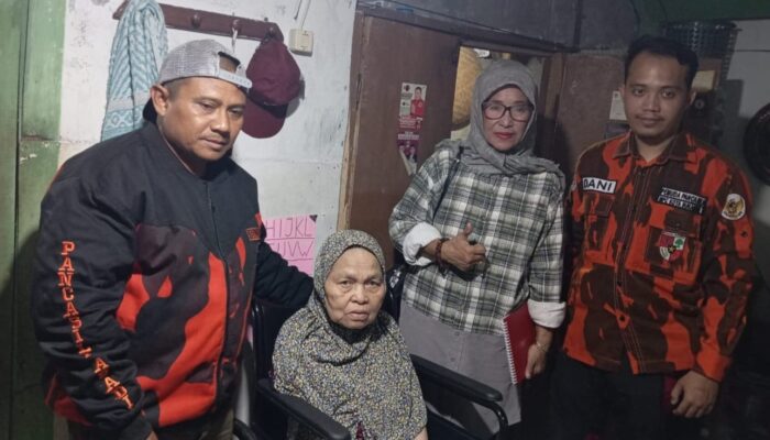Peduli Lansia, MPC PP Kota Sukabumi Salurkan Kursi Roda