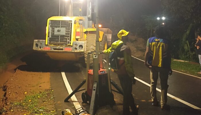 Empat Titik Longsor Lumpuhkan Jalan Provinsi Sukabumi Selatan