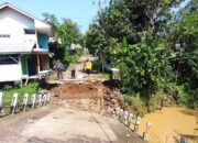 Debit Sungai Cikurutug Sukabumi Hantam Jembatan Linggamanik