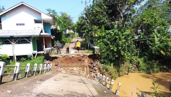 Debit Sungai Cikurutug Sukabumi Hantam Jembatan Linggamanik