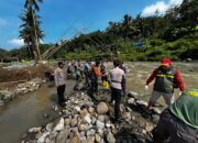 Akses Terputus, Polisi-TNI Bahu Membahu Seberangkan Siswa di Sungai Citalahap