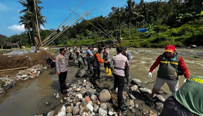 Akses Terputus, Polisi-TNI Bahu Membahu Seberangkan Siswa di Sungai Citalahap